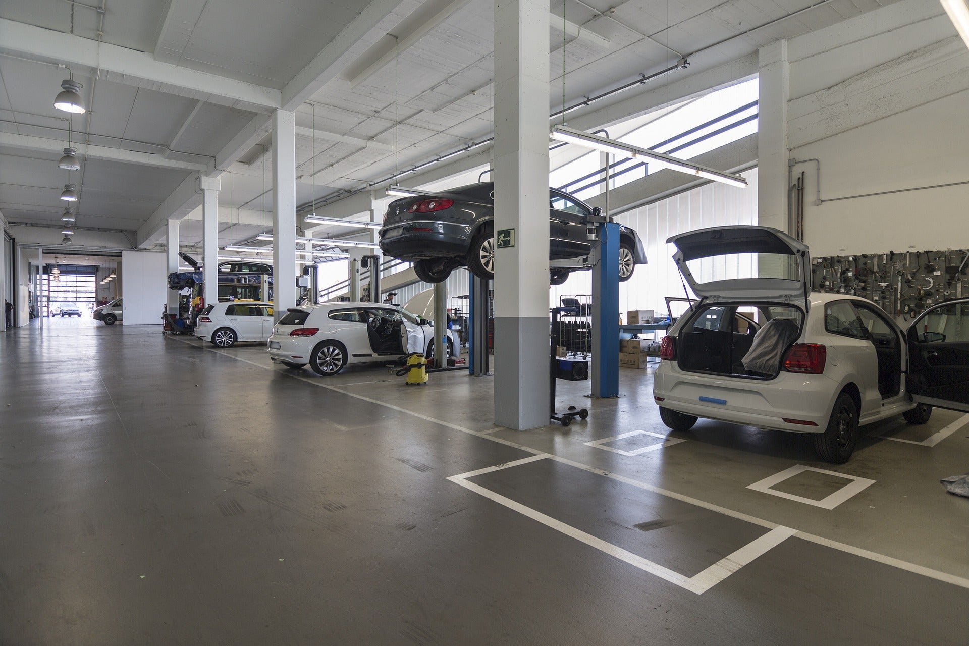 Vehicles being serviced at Avalon Automotive, Mechanic in Hamilton